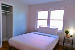 Escrivaninha, ferros/tábuas de passar roupa, Wi-Fi, roupa de cama