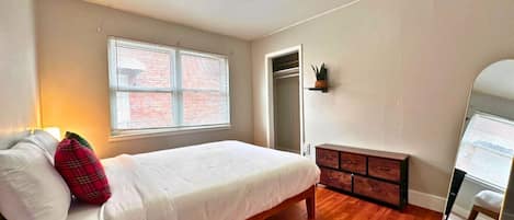 Desk, iron/ironing board, WiFi, bed sheets