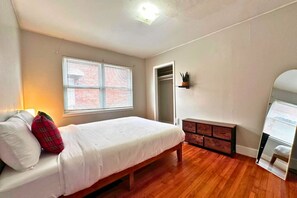 Desk, iron/ironing board, WiFi, bed sheets