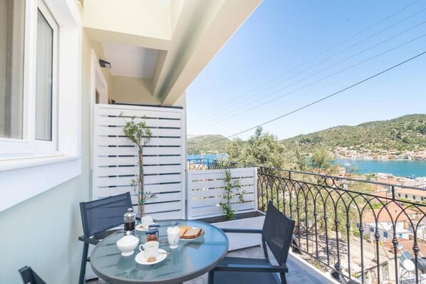 Outdoor dining - Antheon apartments - Rose (Vathy)