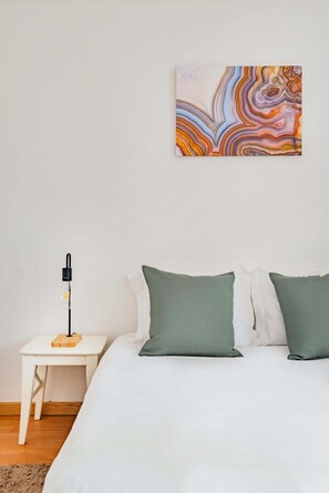 2 quartos, ferros/tábuas de passar roupa, roupa de cama