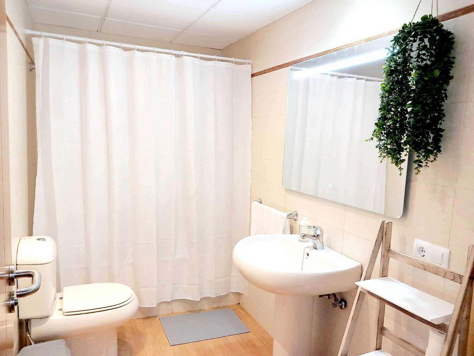 Sèche-cheveux, serviettes fournies, savon, shampoing
