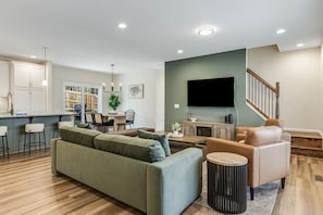 Smart TV, fireplace - Stylish & Modern Home 15 mins to DT AVL-Games, Grill, 2 Porches, Stocked Kitchen (Fairview)