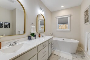 Haartrockner, Handtücher, Seife, Shampoo