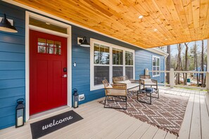 Terrace/patio - Stylish & Modern Home 15 mins to DT AVL-Games, Grill, 2 Porches, Stocked Kitchen (Fairview)
