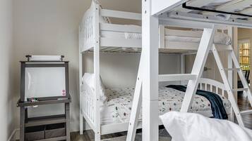 3 bedrooms, in-room safe, desk, iron/ironing board