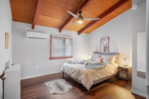 3 bedrooms, iron/ironing board, WiFi, bed sheets - SERENE MOUNTAIN CABIN OUTDOOR HOT TUB BILLIARDS KALAHARI CAMELBACK HIKETRAIL (Long Pond)