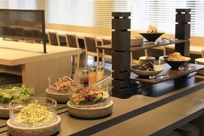 Ein reichhaltiges Buffet mit verschiedenen Speisen und einem modernen, minimalistischen Design.