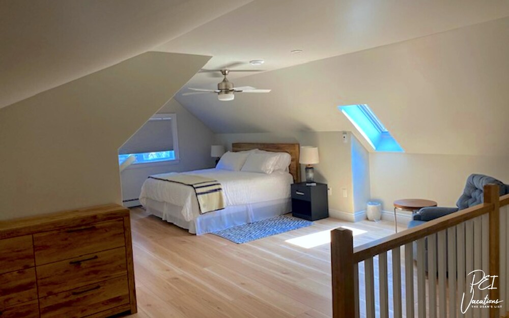 Modern, spacious 4 bedroom waterfront vacation home near Cavendish