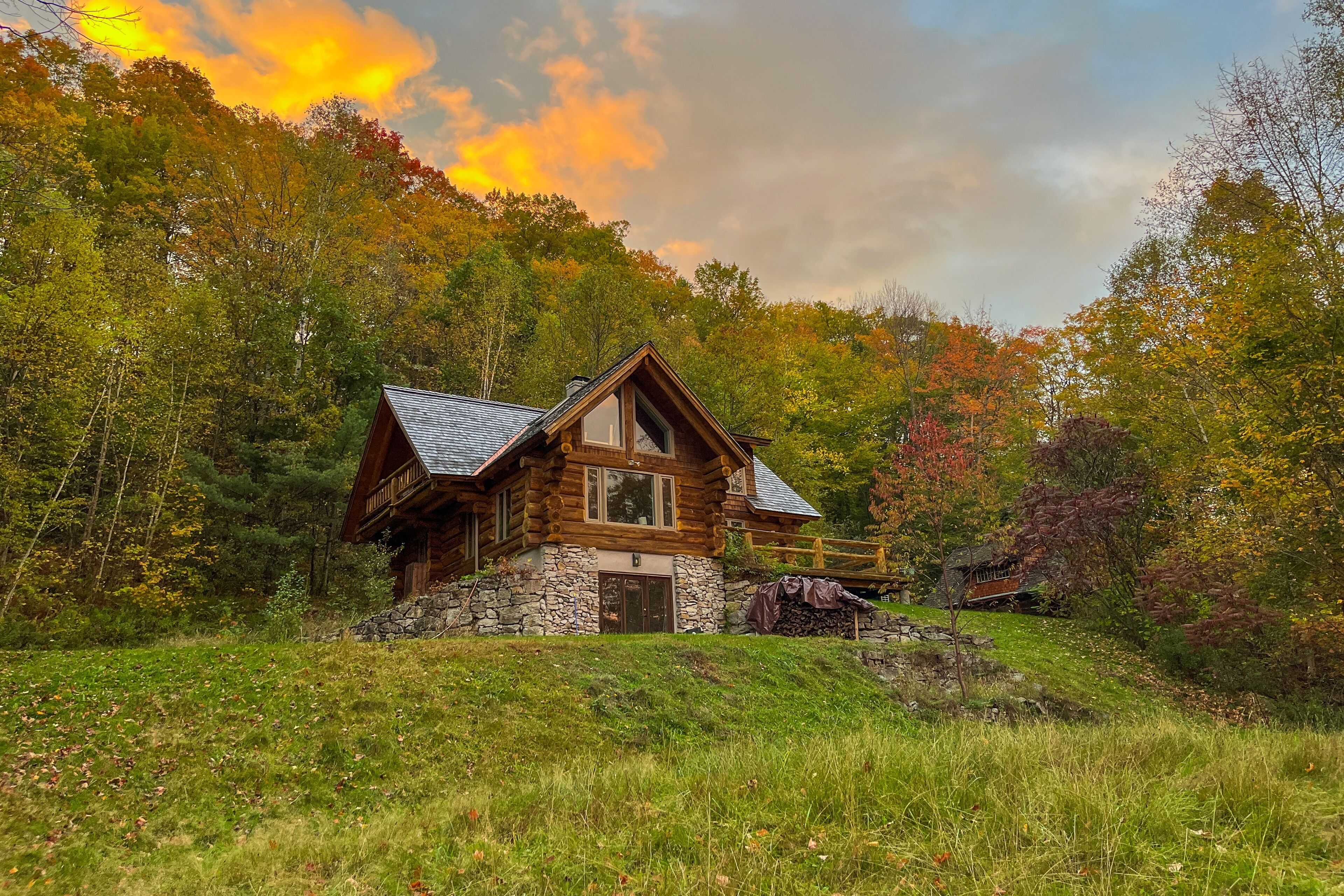 Rustic mountain-view cabin with private deck & fireplaces