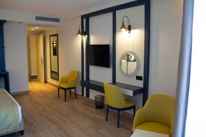 Habitación familiar, varias camas | Minibar, espacio para trabajar con laptop, wifi gratis y ropa de cama