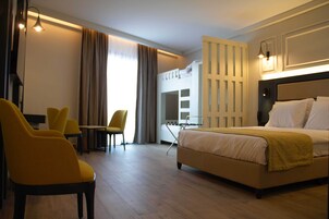 Perhehuone, useita sänkyjä | Minibaari, kannettavalle tietokoneelle sopiva työtila, ilmainen Wi-Fi