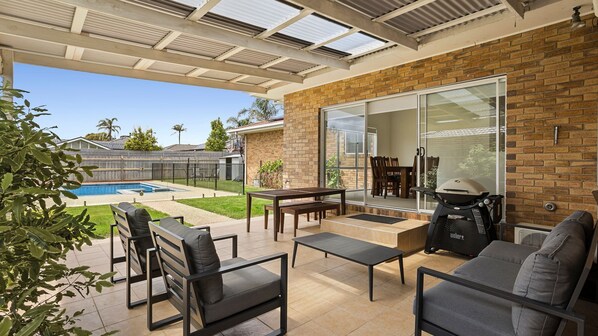 Outdoor dining - Nelly's Nook - Safety Beach (Safety Beach)