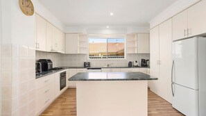 Fridge, microwave, oven, dishwasher - Nelly's Nook - Safety Beach (Safety Beach)