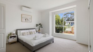 3 bedrooms, iron/ironing board, WiFi, bed sheets - Nelly's Nook - Safety Beach (Safety Beach)