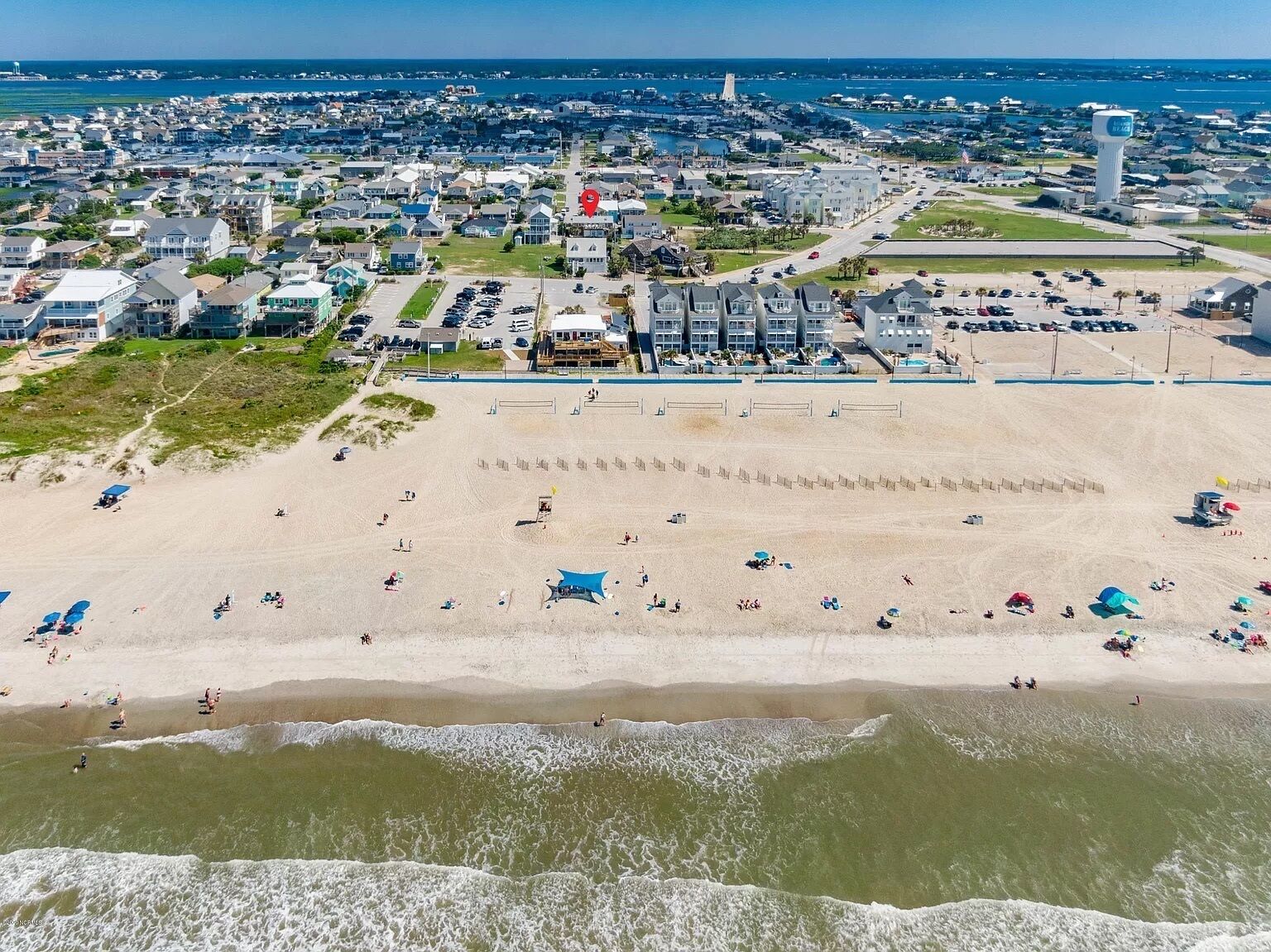 Vlak bij het strand, ligstoelen, strandlakens