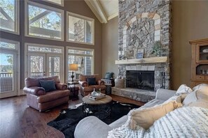 TV, fireplace - The White Hart House-Lake Lanier (Dawsonville)