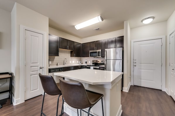 Køleskab, mikrobølgeovn, ovn, kogeplade