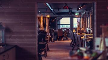 2 restauranter, frokost serveres