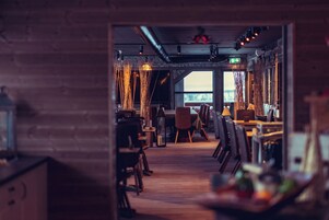 2 restaurantes, se sirve desayuno 