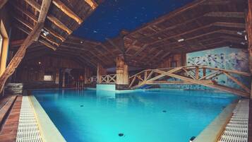 Una piscina cubierta (de 07:00 a 21:00), tumbonas