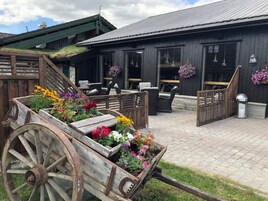 2 restaurants, breakfast served