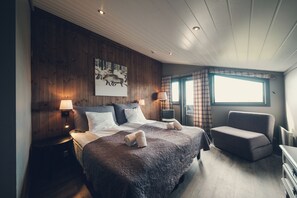 Dobbelt- eller tomannsrom – deluxe, fjellutsikt | Strykejern/-brett, wi-fi (inkludert) og sengetøy