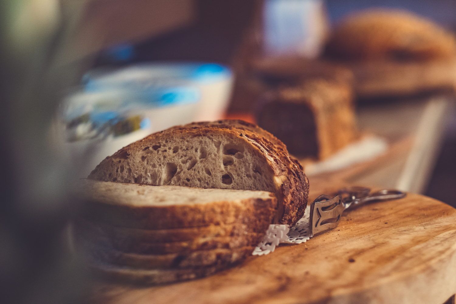 A loaf of bread on a wooden cutting board.