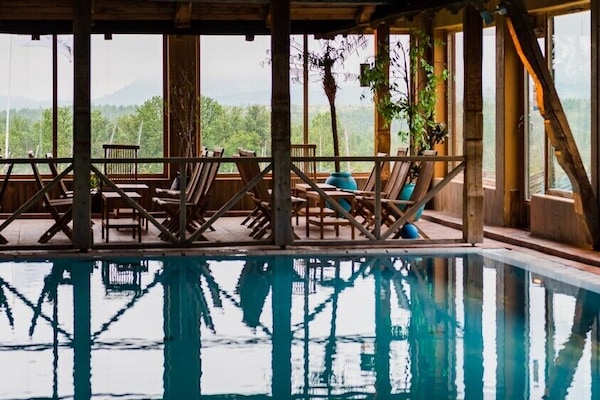 Piscina coperta, con ingresso dalle 07:00 alle 21:00, lettini