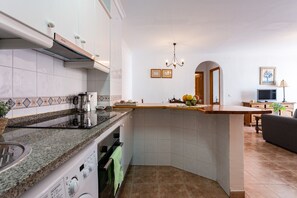 Refrigerador, microondas, horno y cafetera y tetera 