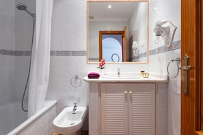 Haartrockner, Bidet, Handtücher