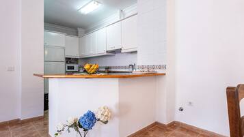 Coffee/tea maker, fridge, microwave, oven
