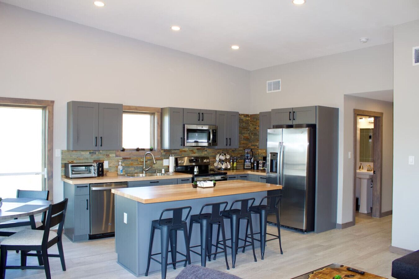 冷蔵庫、電子レンジ、オーブン、コンロ