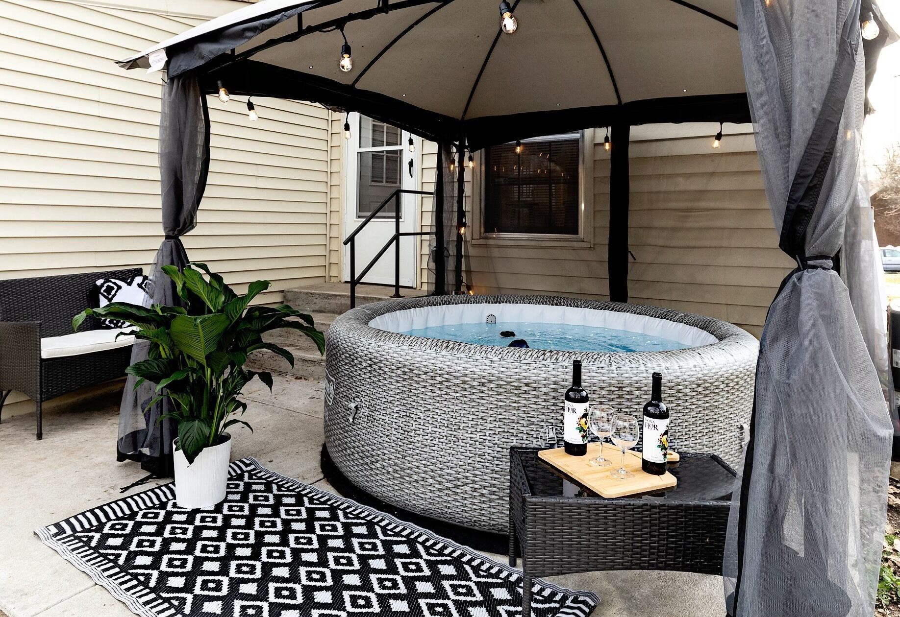 Luxury: Mins to Music City, Hot Tub, King Suit, Coffee Bar
