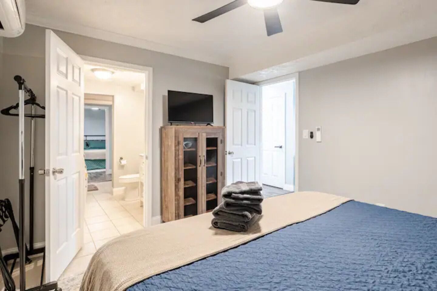 2 bedrooms, desk, iron/ironing board, WiFi