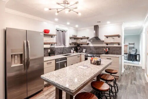 Downtown Retreat 5 mins to UT and Market Square