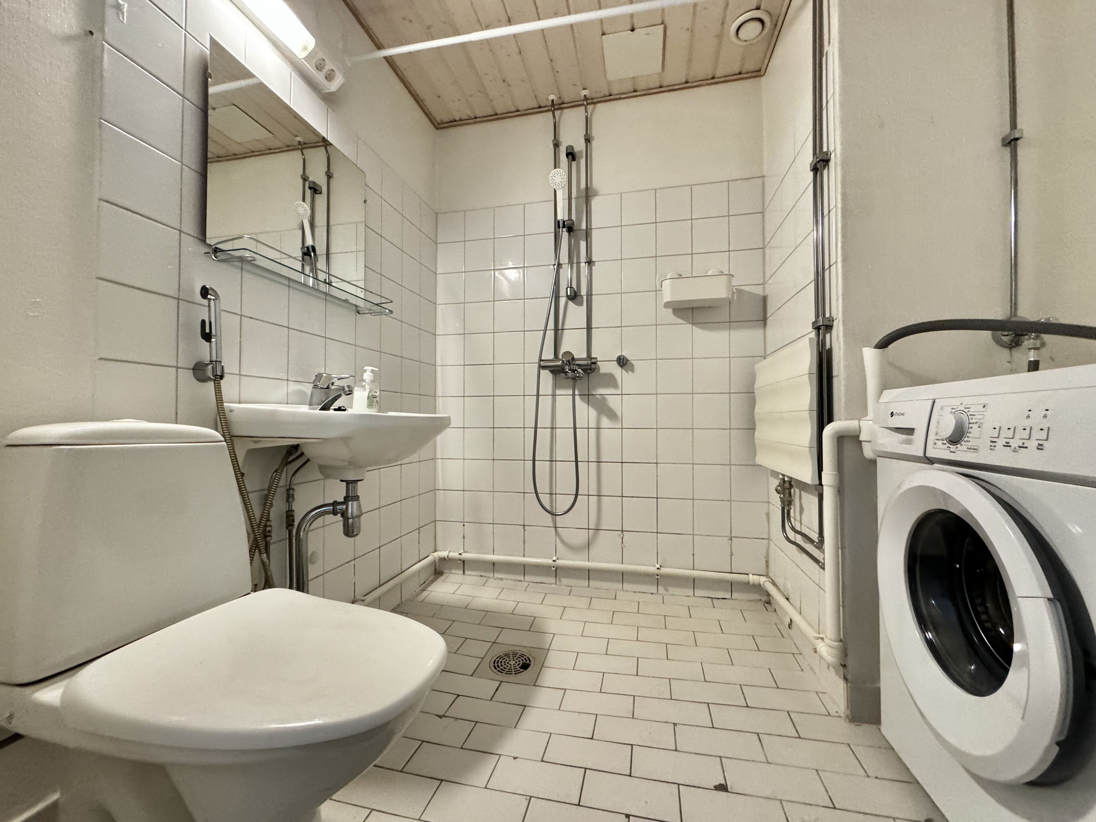Hårføner, bidé, håndklær og såpe
