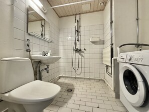 Secadora de cabello, bidet, toallas, jabón