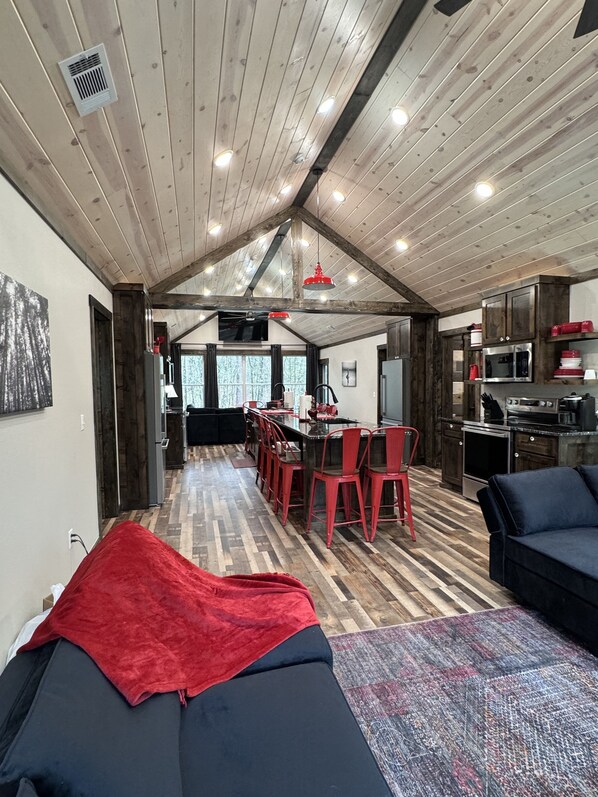 Smart-TV, Videospiele, Tischtennisplatte