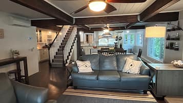 智能电视、电子游戏、桌上足球、书