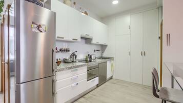 Refrigerador, microondas, horno y parrilla de estufa