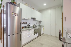 Fridge, microwave, oven, stovetop - Chueca & Justicia - Luminoso Apartamento en Centro (Madrid)