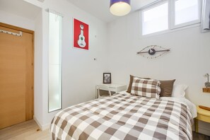 2 Schlafzimmer, Schreibtisch, Bügeleisen/Bügelbrett, Reisekinderbett