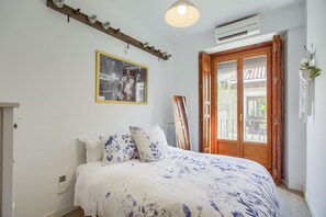 2 bedrooms, desk, iron/ironing board, travel cot - Chueca & Justicia - Luminoso Apartamento en Centro (Madrid)