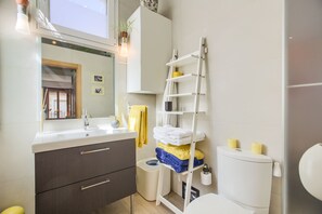 Shower, hair dryer, towels, soap - Chueca & Justicia - Luminoso Apartamento en Centro (Madrid)