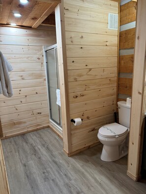 Dusj, hårføner, håndklær og såpe