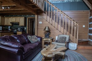 Smart TV, fireplace, table football - A~Bears Den- Pet Friendly, Hot Tub, 2 King Suites, Minutes to GSMNP! (Townsend)