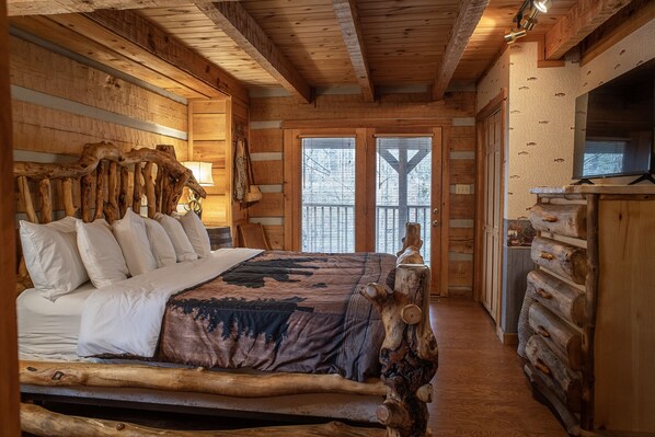 2 bedrooms, iron/ironing board, free WiFi, bed sheets - A~Bears Den- Pet Friendly, Hot Tub, 2 King Suites, Minutes to GSMNP! (Townsend)