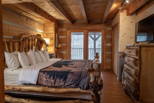 A~Bears Den- Pet Friendly, Hot Tub, 2 King Suites, Minutes to GSMNP!