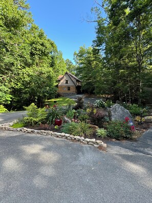 Property grounds - A~Bears Den- Pet Friendly, Hot Tub, 2 King Suites, Minutes to GSMNP! (Townsend)